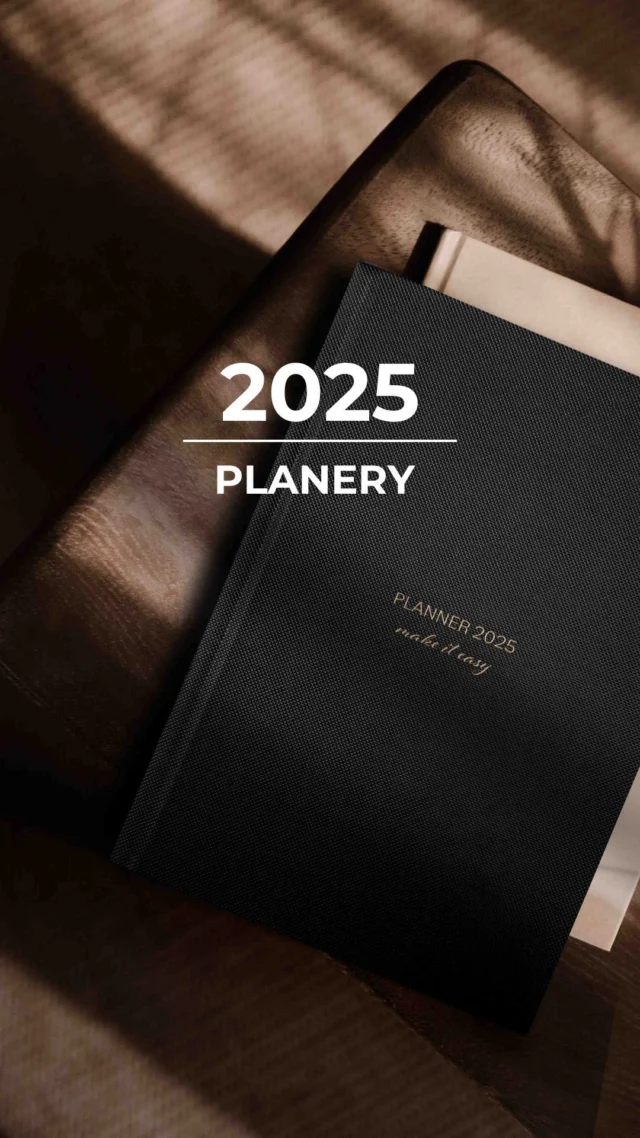 Kilkaset osób czekających na premierę plannerów 2025!🤭 Tak wiele z Was zapisało się na listę oczekujących i to była wielka motywacja by projekt był dopieszczony jak nigdy!🤩Jak zawsze podczas PRZEDSPRZEDAŻY wszystkie plannery otrzymacie z rabatem -10%🎉, a dodatkowe -10%🎉 otrzymasz jeśli zapisałeś się wcześniej na listę oczekujących.Co czeka na Was w Plannerach 2025?
✨ 7 okładek
✨ twarda, wytrzymała oprawa
✨ środek dzienny i tygodniowy
✨ oprawa szyta i na spirali
✨ kolorowe wyklejki ze złotą ramką do podpisania plannera
✨ gruby, biały papier
✨ funkcjonalne, przemyślane wnętrze, które ułatwi organizację Twojej pracy i życie prywatne
✨ złote okucia na okładkach drukowanychW naszym sklepie zapoznasz się z każdym egzemplarzem i wybierzesz najlepszy dla siebie! Przedsprzedaż trwa do 20 października.😊www.make-it-easy.pl
-—
#makeiteasypl #plannery #planer #kalendarz #2025 #planer2025 #planner2025 #rok2025 #rozwójosobisty #rozwoj #planowanie #czasnazmiany